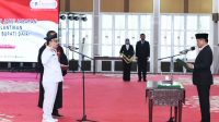 Pj Gubsu Hassanudin melantik Surung Charles Lamhot Bantjin sebagai Pj Bupati Dairi, di Aula Tengku Rizal Nurdin, Jumat (26/4). ASPIRASI : Ist