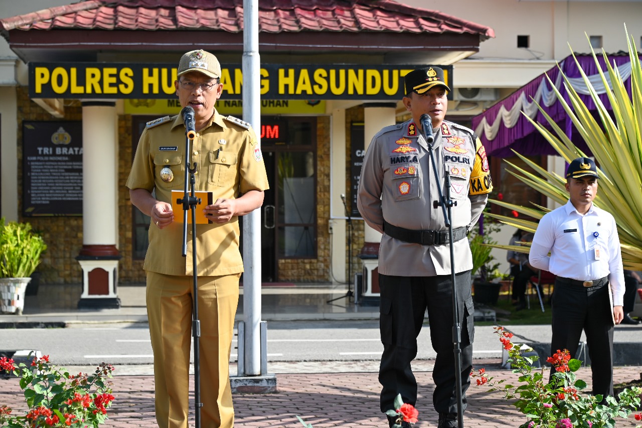 Bupati Humbahas Dosmar Banjarnahor SE memimpin Apel Gelar Pasukan Operasi Ketupat 2024.