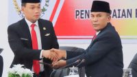 Ketua DPRD Humbahas Ramses Lumban Gaol menyampaikan rekomendasi atas LKPj Bupati Humbahas TA 2023 diterima Wakil Bupati Oloan Paniaran Nababan, dalam rapat paripurna DPRD Humbahas.