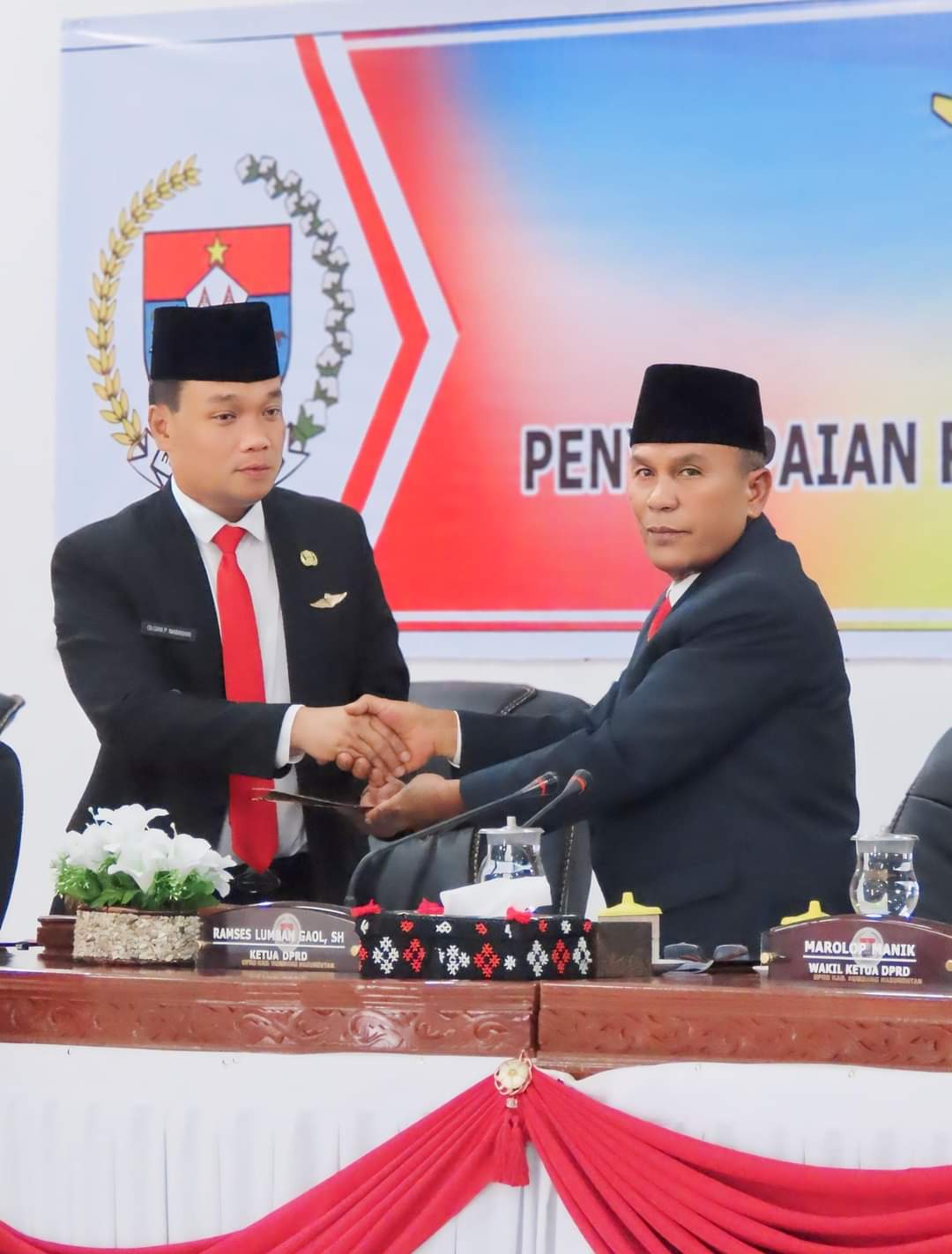 Ketua DPRD Humbahas Ramses Lumban Gaol menyampaikan rekomendasi atas LKPj Bupati Humbahas TA 2023 diterima Wakil Bupati Oloan Paniaran Nababan, dalam rapat paripurna DPRD Humbahas.