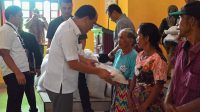 Bupati Humbahas Dosmar Banjarnahor menyerahkan bantuan berupa beras kepada masyarakat terdampak banjir di Desa Sion Tonga dan Desa Sion Julu Kecamatan Parlilitan.