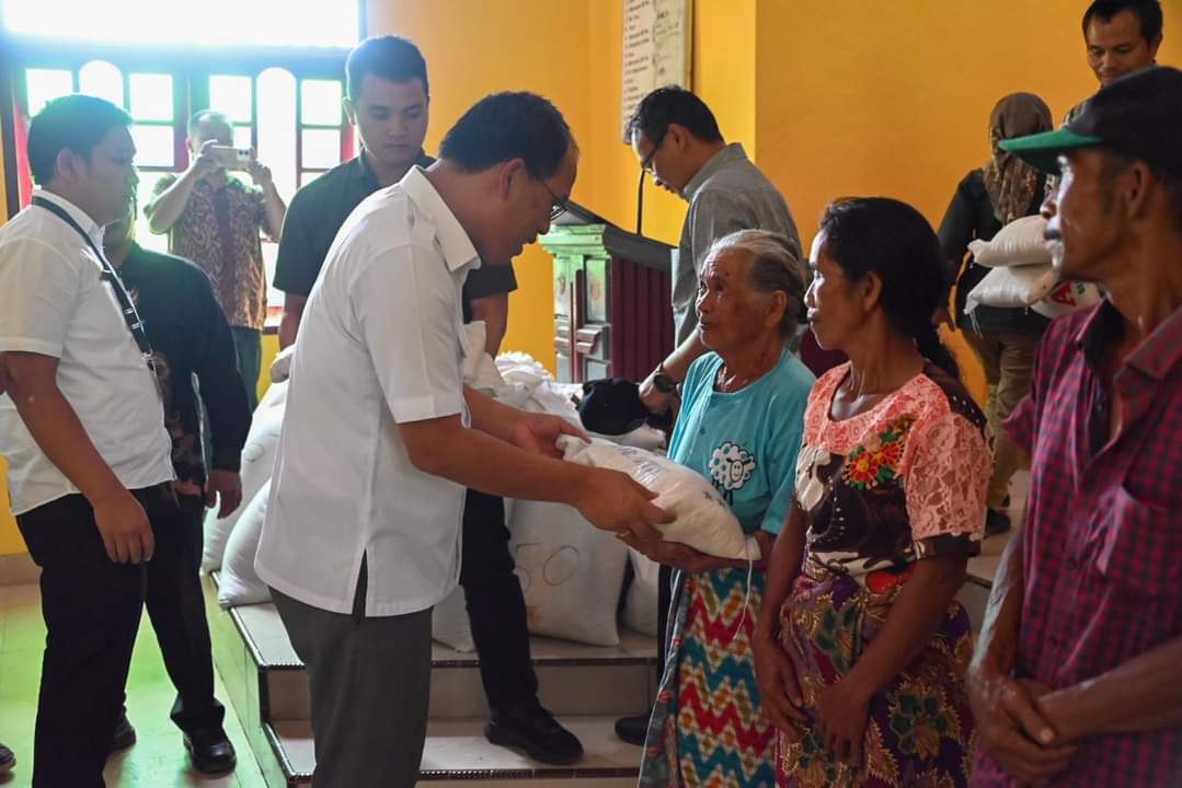 Bupati Humbahas Dosmar Banjarnahor menyerahkan bantuan berupa beras kepada masyarakat terdampak banjir di Desa Sion Tonga dan Desa Sion Julu Kecamatan Parlilitan.