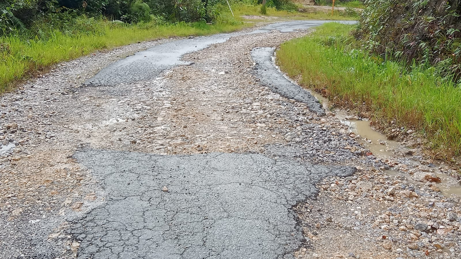 Jalan Doloksanggul - Sijamapolang rusak parah. ASPIRASI : SAUT SIHOMBING