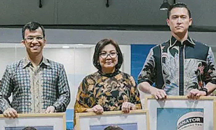 PENGHARGAAN : Direktur Operasi Kartu Prakerja, Hengki Sihombing (paling kiri) meraih penghargaan ‘The Pioneer’ apresiasi yang diberikan untuk tokoh maupun entitas yang berkontribusi besar dalam penanganan pandemi Covid-19. (Ist)