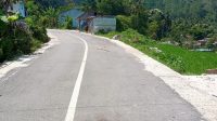 infrastruktur-samosir JALAN : Masyarakat Desa Janji Raja dan Desa Holbung akhirnya bisa menikmati pembangunan infrastruktur jalan setelah 78 tahun Indonesia merdeka. (ASPIRASI | M Sihombing)