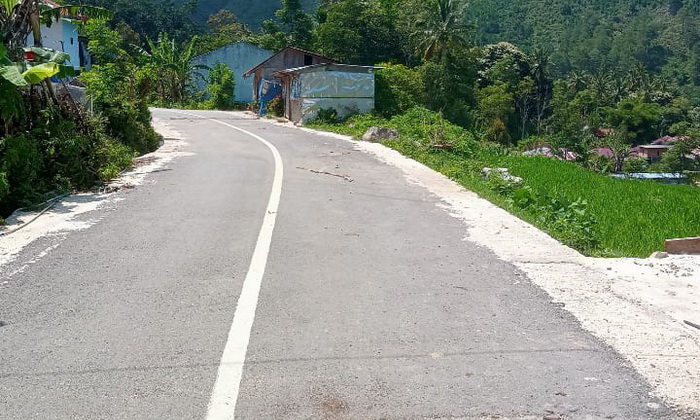 JALAN : Masyarakat Desa Janji Raja dan Desa Holbung akhirnya bisa menikmati pembangunan infrastruktur jalan setelah 78 tahun Indonesia merdeka. (ASPIRASI | M Sihombing)