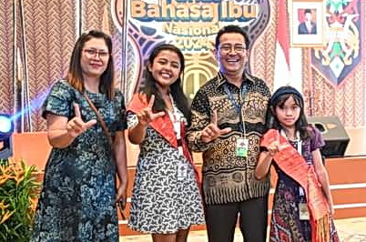 Mendikbud Ristek Nadiem Anwar Makarim bersama Kepala Badan Pengembangan dan Pembinaan Bahasa E Aminudin Aziz membuka secara resmi Festival Tunas Bahasa Ibu Nasional (FTBIN), Kamis (2/5/2024), di Jakarta.