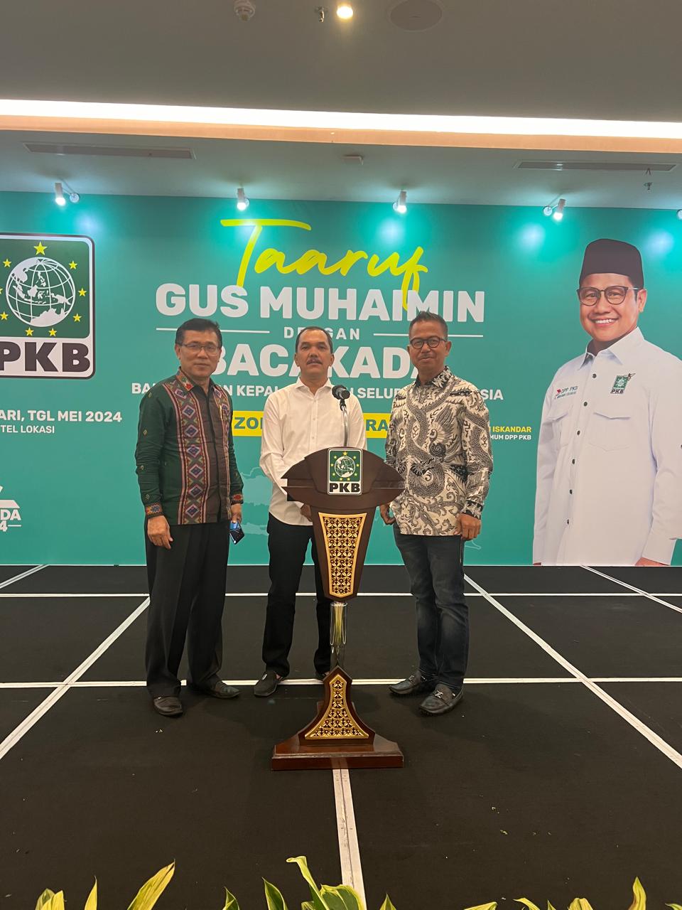 Jonner Simbolon (paling kiri) bersama Ketua DPC PKB Kabupaten Samosir Nasib Simbolon, dan Josmar Naibaho, foto bersama usai menghadiri undangan sebagai Bacakada yang dilaksanakan DPP Partai Kebangkitan Bangsa (PKB), Rabu (1/5), Hotel Mercure Jakarta.