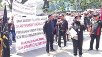 demo-bank-mandiri Ratusan massa tergabung dalam DPD LSM Penjara Sumut melakukan aksi demo secara bergelombang di Bank Mandiri, Jalan Balai Kota Medan dan PN Medan, Senin (27/5/2024)
