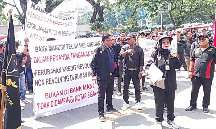 Ratusan massa tergabung dalam DPD LSM Penjara Sumut melakukan aksi demo secara bergelombang di Bank Mandiri, Jalan Balai Kota Medan dan PN Medan, Senin (27/5/2024)