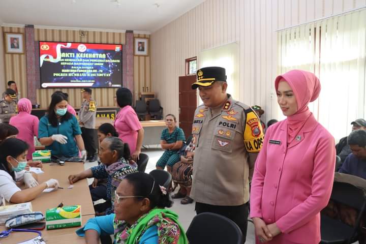 Kapolres Humbahas AKBP Hary Ardianto SH SIK MH, didampingi Ketua Bhayangkari Cabang Humbahas Ny Nita Hary, memantau kegiatan bakti kesehatan dalam rangka menyambut HUT Bhayangkara ke-78.