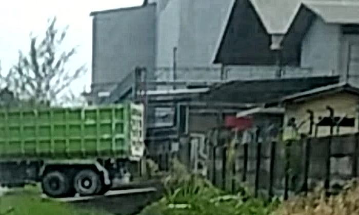 penambangan pasir kuarsa di Kabupaten Batubara, tepatnya di Dusun V, Desa Gambus Laut, Kecamatan Lima Puluh Pesisir dan di Desa Sukaramai, Kecamatan Air Putih, kini meninggalkan lubang besar mirip danau buatan, tanpa dilakukan reklamasi dan pascatambang