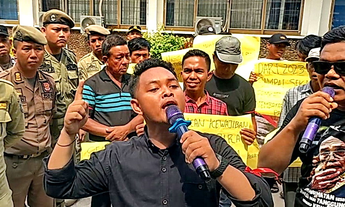 Puluhan kontraktor dan pekerja lokal yang merasa muak dengan janji Pemkab Batubara atas pembayaran utang proyek pembangunan infrastruktur, berunjuk rasa menuntut agar Pemkab Batubara segera membayar dan melunasi utang tersebut