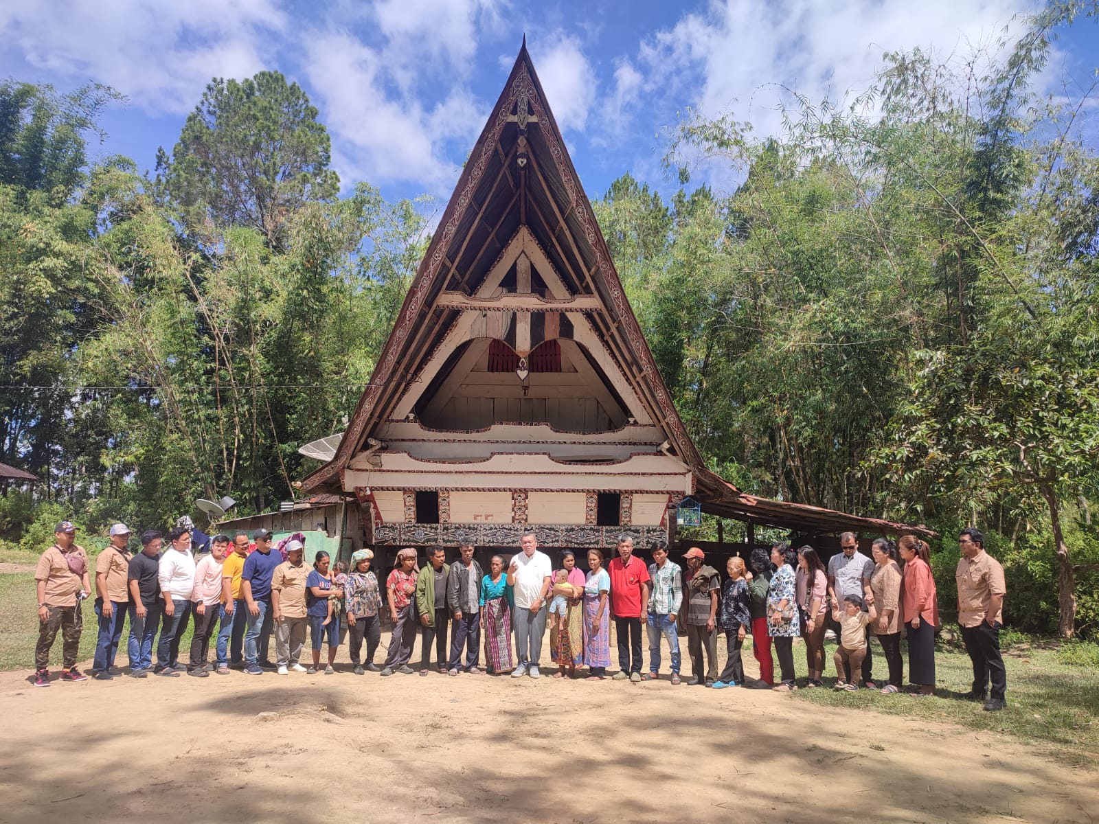Manarsar Simbolon SH, MSi Balon Cawabup Samosir diberangkatkan dengan doa di kampung halamannya, Huta Nahornop, Desa Sijambur, Kecamatan Ronggur Nihuta.