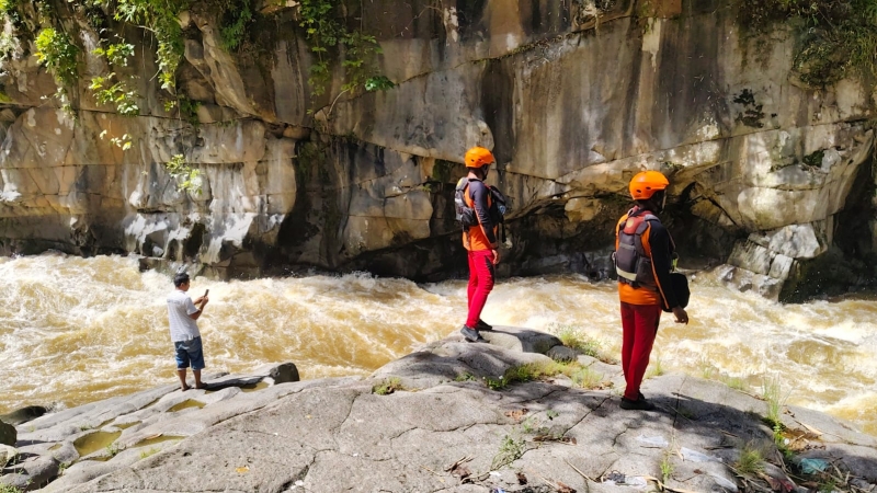 Tim Basarnas menyusuri aliran sungai Lae Renun melakukan pencarian korban hanyut.