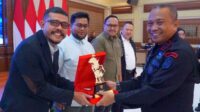 Ketua IWO Yudhistira saat menerima plakat dari Wadankor Brimob Polri Irjen Pol Hidayat.