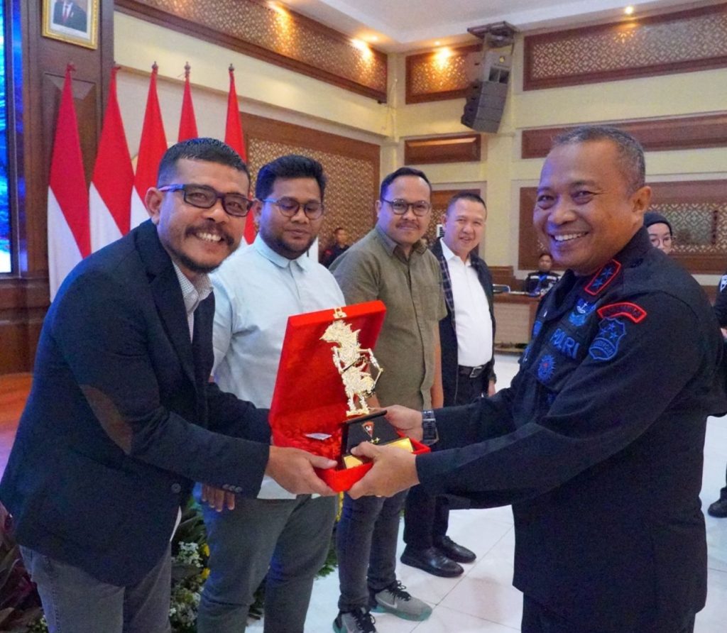 Ketua IWO Yudhistira saat menerima plakat dari Wadankor Brimob Polri Irjen Pol Hidayat.