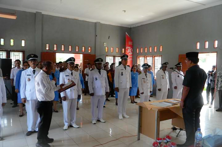 Bupati Humbang Hasundutan mengukuhkan perpanjangan masa jabatan 9 Kepala Desa, di aula kantor Camat Tarabintang, Rabu (25/9/2024).