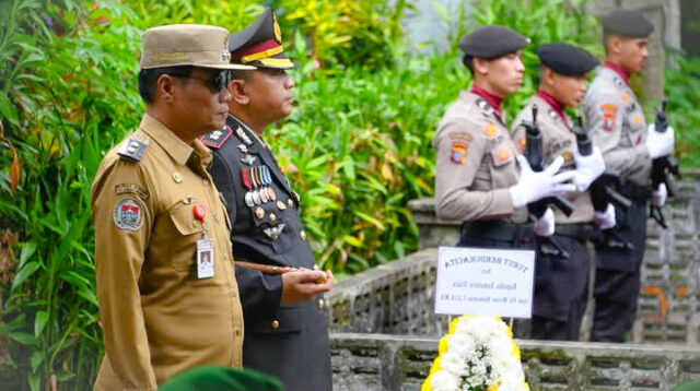 Wakil Bupati Humbahas Dr Oloan Paniaran Nababan SH MH bersama Kapolres Humbahas AKBP Hary Ardianto SH SIK MH, menghadiri upacara pemakaman Irjen Pol (Purn) Alpiner Sinaga, di Desa Siambaton Pakkat, Selasa (14/1/2025).