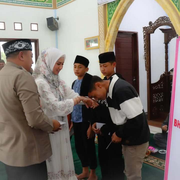 Kapolres Humbahas AKBP Hary Ardianto bersama Ketua Bhayangkari Cabang Humbahas memberikan santunan kepada anak yatim.