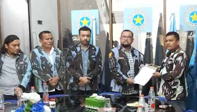 Bendahara DPD IPK Kota Medan Wahyu Permana AP, SH menyerahkan SK Mandat PAC IPK Medan Amplas kepada Robert Wahabja Simangunsong, di kantor DPD IPK Kota Medan, Jumat (31/1/2025).