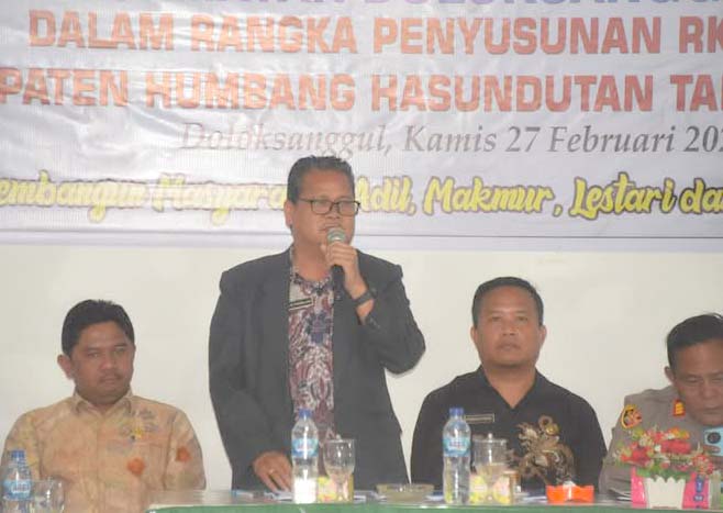 Asisten Pemerintahan Setdakab Humbahas, Jaulim Simanullang saat menyampaikan pemaparan dalam Musrenbang Kecamatan Doloksanggul, Kamis (27/2/2025).