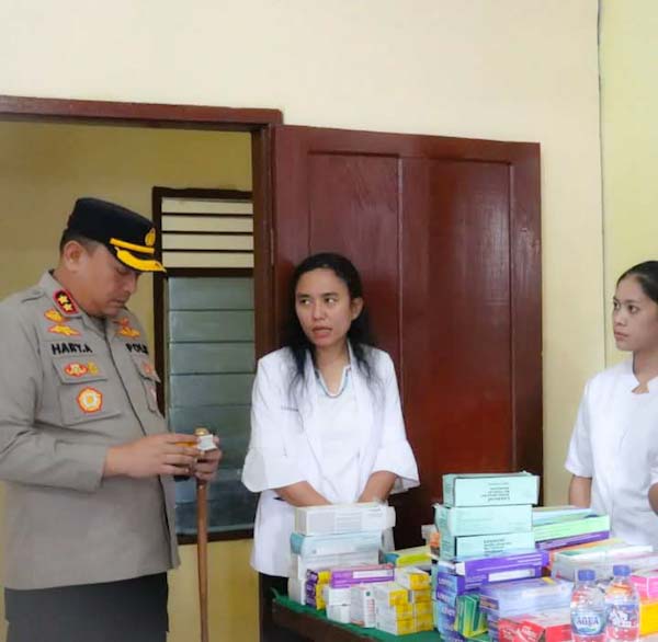 Kapolres Humbahas AKBP Hary Ardianto SH, SIK, MH saat memantau kegiatan pengobatan gratis di Polsek Doloksanggul, Kamis (27/2/2025).