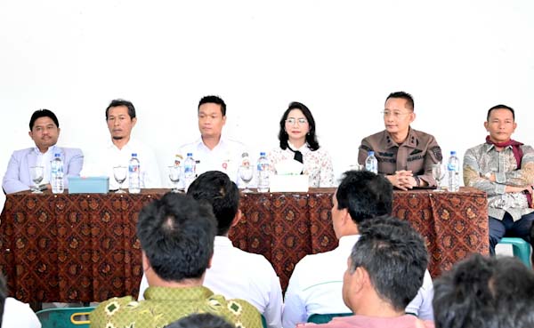 Bupati Humbahas Oloan Paniaran Nababan bersama Wakil Bupati Humbahas Junita Rebeka Marbun, Kajari Humbahas Noordien Kusumanegara, Ketua DPRD Humbahas Parulian Simamora, pada acara sosialisasi kegiatan PPKT DAK, di aula kantor Camat Baktiraja, Rabu (5/3/2025).