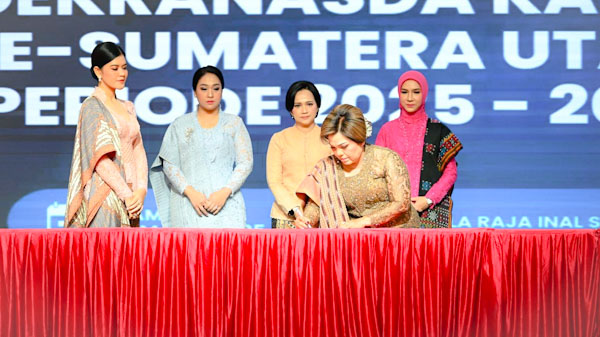 Ny. Erma Oloan P Nababan menandatangani berita acara pelantikan sebagai TP PKK, Pembina Posyandu, dan Dekranasda Kabupaten Humbahas.