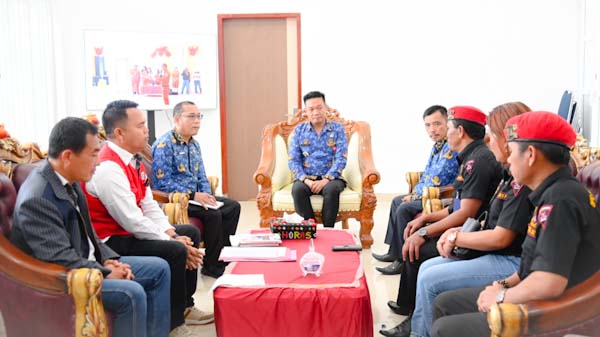 Bupati Humbahas Dr Oloan P Nababan menerima audiensi Badan Pengelola Toba Caldera UNESCO, GRIB Jaya, dan PMI Humbahas, di Bukit Inspirasi Doloksanggul.