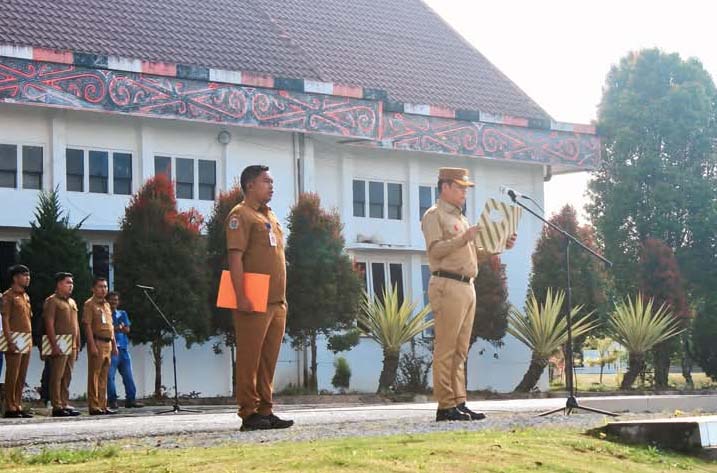 Bupati Humbahas Dr Oloan Paniaran Nababan SH MH memimpin apel gabungan lintas Organisasi Perangkat Daerah (OPD) di lingkungan Pemkab Humbahas, Senin (3/3/2025).