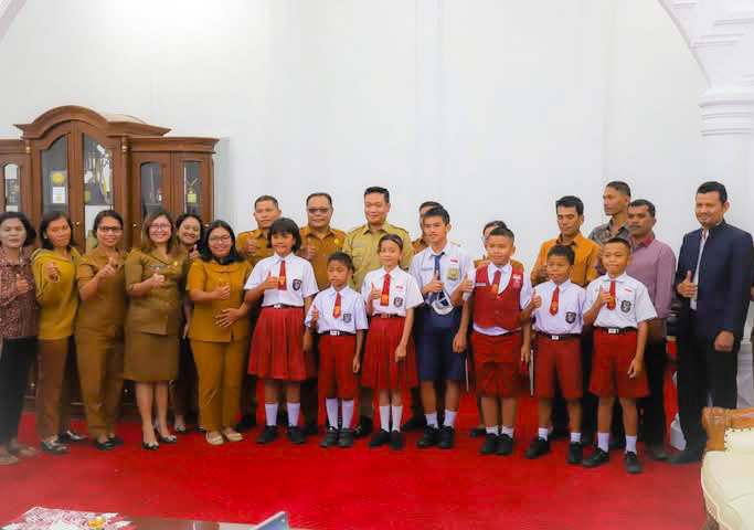 Bupati Humbahas Dr Oloan Paniaran Nababan SH MH memberangkatkan 7 orang siswa pelajar asal Humbahas mengikuti kegiatan GIP Anak Super Indonesia.