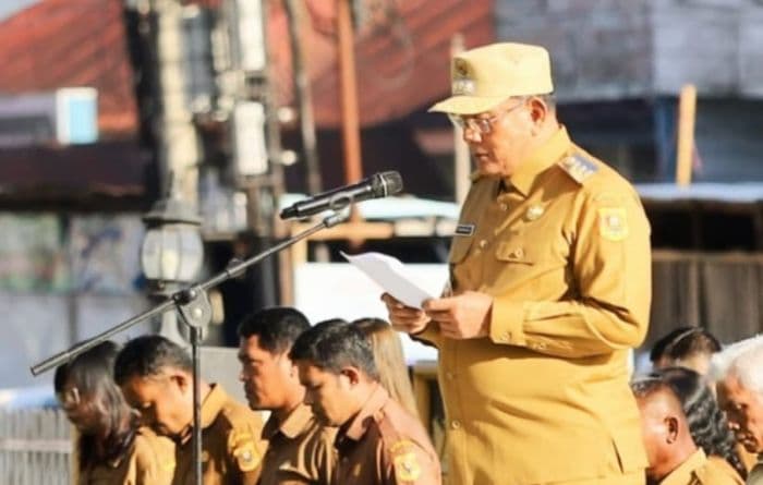 Bupati Dairi Vickner Sinaga saat menyampaikan amanat pada apel gabungan perdana Aparatur Sipil Negara (ASN), Senin (3/3/2025).