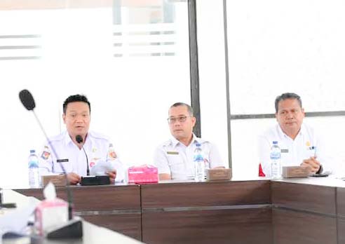 Bupati Humbahas Oloan Paniaran Nababan menyampaikan sambutan dalam acara kick off meeting, di ruang rapat kantor Bupati Humbahas, Rabu (5/3/2025).