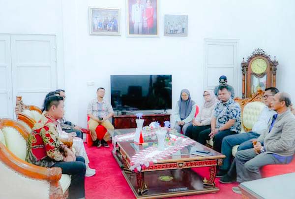 Bupati Humbahas Oloan Paniaran Nababan bersama Wakil Bupati Junita Rebeka Marbun, menerima kunjungan Tim BPK Perwakilan Sumut, di ruang kerja Bupati Humbahas, Kamis (6/3/2025).