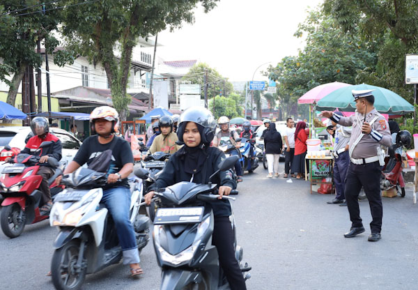 Personel Ditlantas Polda Sumut melakukan pengaturan lalu lintas di titik keramaian di Kota Medan.