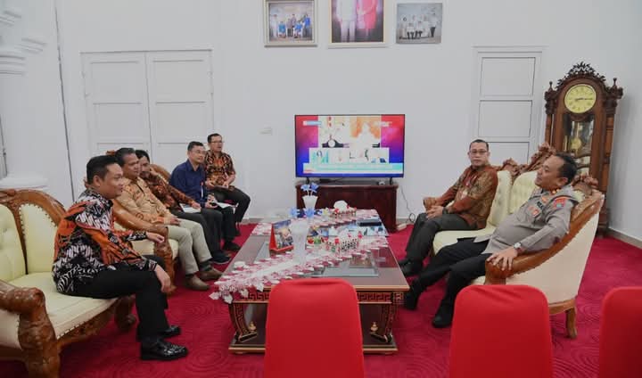 Bupati Humbahas Dr Oloan Paniaran Nababan SH MH bersama Kapolres Humbahas AKBP Hary Ardianto SH SIK MH, tampak sedang berbincang membahas keamanan dan ketertiban masyarakat (kamtibmas) khususnya dalam suasana bulan Ramadhan.