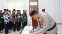 Gambar WhatsApp 2025-03-07 pukul 18.36.46_ecc39cfb Kapolres Humbahas AKBP Hary Ardianto SH SIK MH menandatangani pakta integritas penerimaan calon anggota Polri tahun 2025, di aula DP Silitonga Polres Humbahas, Kamis (7/3/2025).