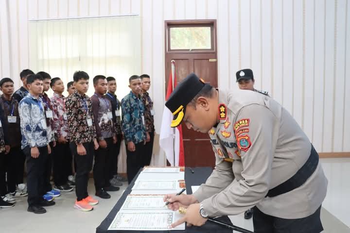 Kapolres Humbahas AKBP Hary Ardianto SH SIK MH menandatangani pakta integritas penerimaan calon anggota Polri tahun 2025, di aula DP Silitonga Polres Humbahas, Kamis (7/3/2025).