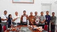 Bupati Humbang Hasundutan Dr Oloan Paniaran Nababan foto bersama Rektor IT DEL Dr Arnaldo Marulitua Sinaga, usai penandatanganan Memorandum of Understanding (MoU) di Bukit Inspirasi Doloksanggul, Jumat (7/3/2025).
