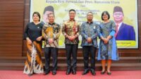 Bupati Humbang Hasundutan Dr. Oloan Paniaran Nababan SH MH foto bersama pejabat lama dan pejabat baru Kepala BPKP Sumut usai serah terima jabatan (sertijab), di aula BPKP Sumut, Selasa (18/3/2025).