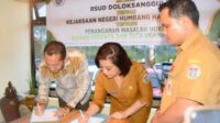 Gambar WhatsApp 2025-03-19 pukul 10.46_edited Kajari Humbahas Dr Noordien Kusumanegara SH MH bersama Direktur RSUD Doloksanggul dr Tiar Lusiana Sihombing menandatangani berita acara kerjasama penanganan masalah hukum bidang perdata dan tata usaha negara, Selasa (18/3/2025), di Marthin Anugrah Doloksanggul.