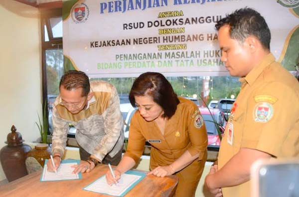 Kajari Humbahas Dr Noordien Kusumanegara SH MH bersama Direktur RSUD Doloksanggul dr Tiar Lusiana Sihombing menandatangani berita acara kerjasama penanganan masalah hukum bidang perdata dan tata usaha negara, Selasa (18/3/2025), di Marthin Anugrah Doloksanggul.