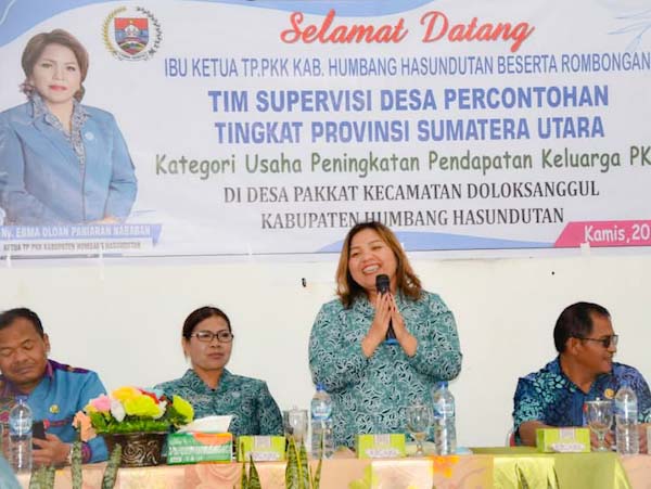 Ketua TP PKK Humbahas Ny. Erma Oloan P. Nababan menyampaikan kata sambutan dalam kegiatan supervisi desa percontohan tingkat Provinsi Sumatera Utara, di aula Kantor Desa Pakkat Kecamatan Doloksanggul.