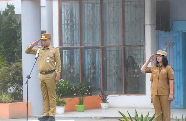 Bupati Humbang Hasundutan Dr Oloan Paniaran Nababan SH MH didampingi Wakil Bupati Humbahas Junita Rebeka Marbun SH MAP, memimpin apel di Kompleks Perkantoran Tano Tubu, Senin (24/3/2025).