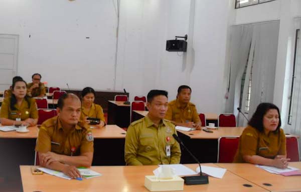 Bupati Humbang Hasundutan Dr Oloan Paniaran Nababan SH MH saat mengikuti sosialisasi teknis pembentukan koperasi desa merah putih secara virtual.