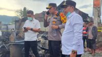 Bupati Tapanuli Utara Dr Jonius Taripar Parsaoran Hutabarat bersama Kapolres Tapanuli Utara AKBP Ernis Sitinjak SH, SIK dan Kasat Reskrim AKP Arifin Purba SH, MH, saat meninjau lokasi kebakaran Pasar Muara, di Desa Hutanagodang.