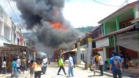 Gambar WhatsApp 2025-03-26 pukul 20.37_edited Kebakaran melanda Pasar Muara di Desa Hutanagodang, Rabu (26/3/2025), menghanguskan sejumlah bangunan rumah.