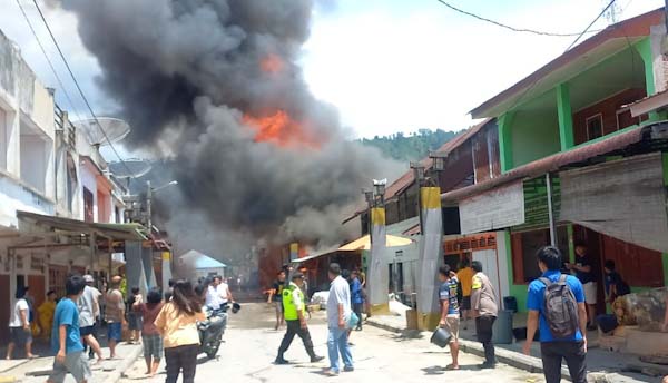 Kebakaran melanda Pasar Muara di Desa Hutanagodang, Rabu (26/3/2025), menghanguskan sejumlah bangunan rumah.