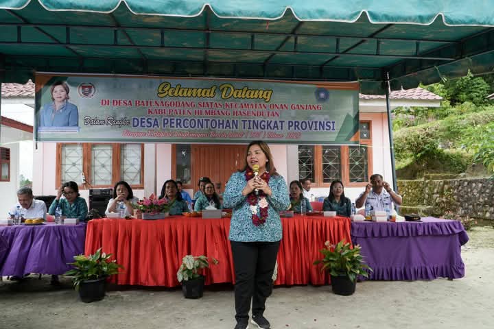 Ketua TP PKK Humbahas, Ny Erma Oloan P Nababan, melaksanakan supervisi Desa Batu Nagodang Siatas sebagai percontohan Lingkungan Bersih Sehat.